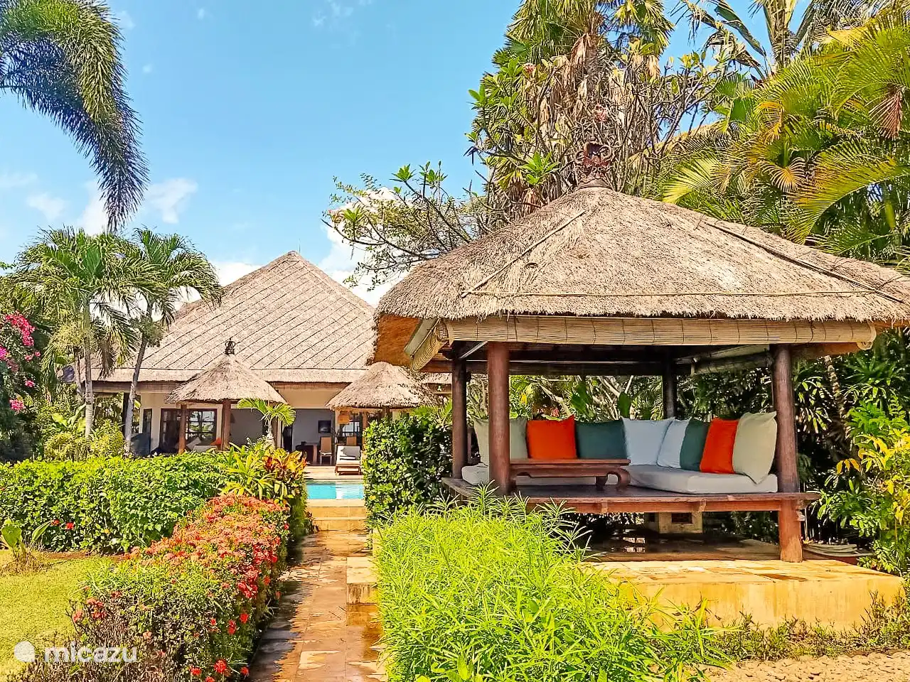 Relájate en el Bali Benung (casa de reposo balinesa) con vistas al mar de Bali ya los pescadores de la playa.