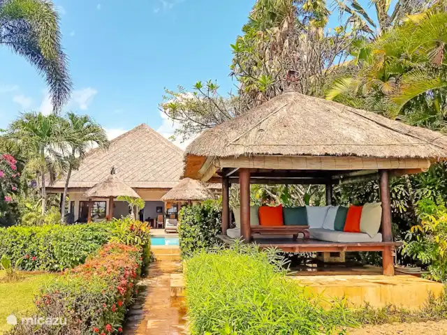 Villa Bidadari 3 chambres + bk piscine plage | Indonésie, Bali, Lovina - villa Détendez-vous dans le Bali Benung (maison de repos balinaise) surplombant la mer de Bali et les pêcheurs sur la plage.