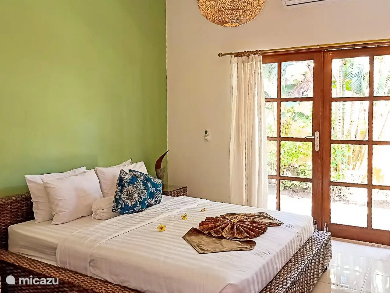 Dormitorio 2 con aire acondicionado y baño conectado.