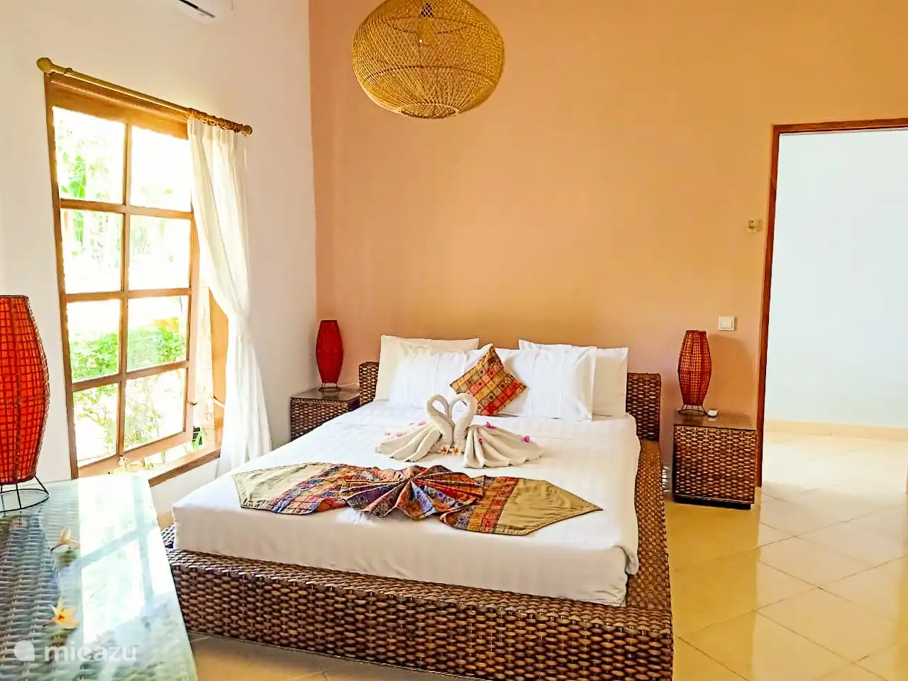 Dormitorio 3 con aire acondicionado y baño privado conectado.