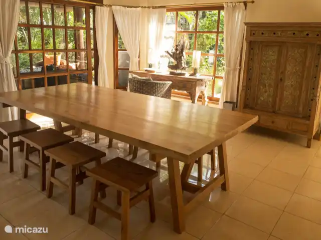 Villa Bidadari 3 chambres + bk piscine plage | Indonésie, Bali, Lovina - villa Table à manger et bureau, table fabriquée par un menuisier local,
