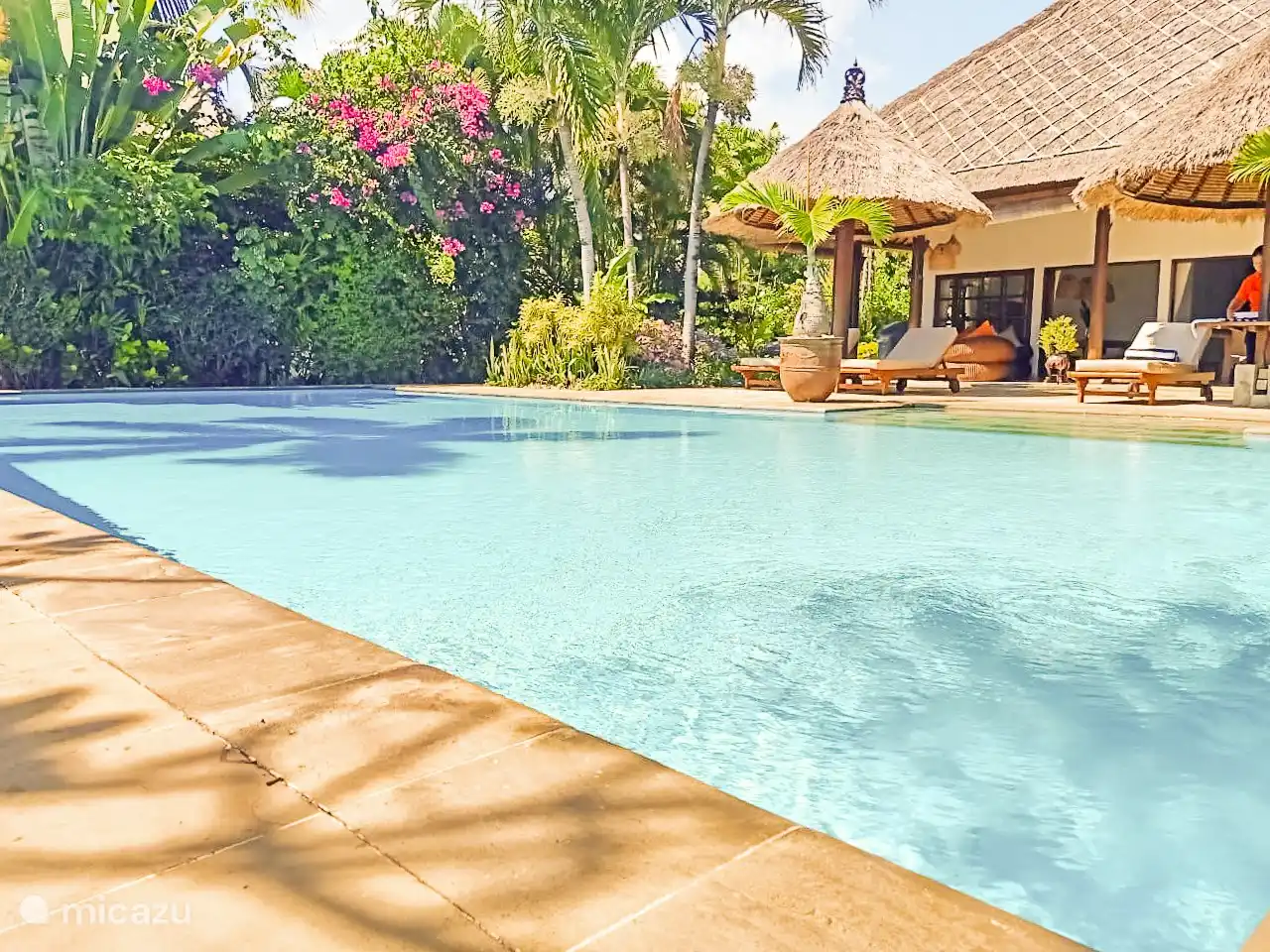 Piscina y amplia terraza. Descansando y disfrutando.