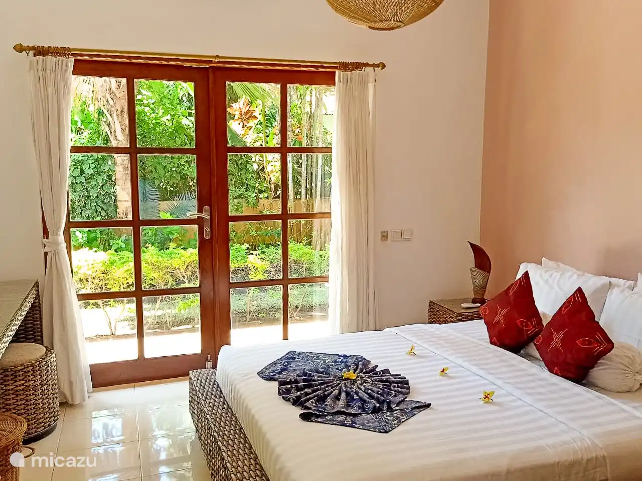 Vista al jardín y aire acondicionado.