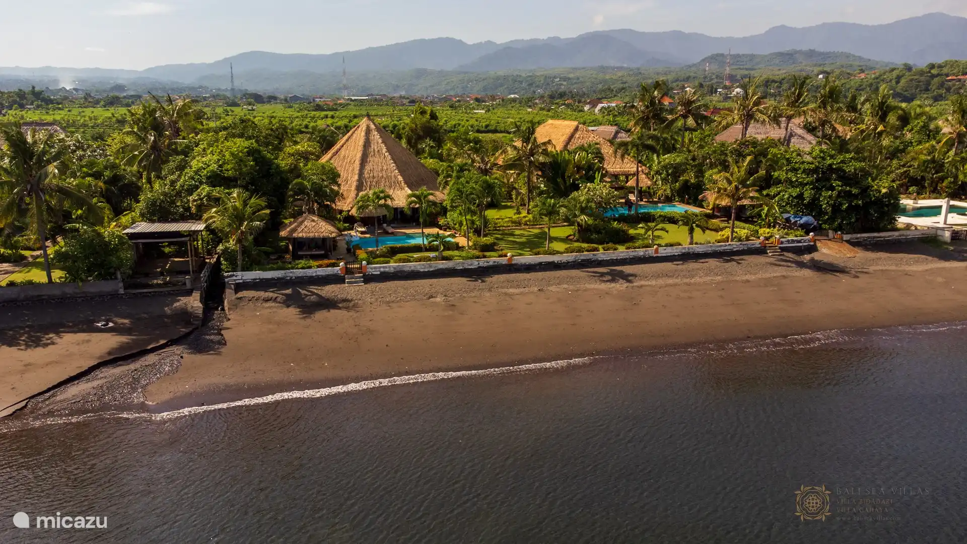 The Bali Sea Villas: Villa Bidadari a la derecha y Villa Cahaya a la izquierda