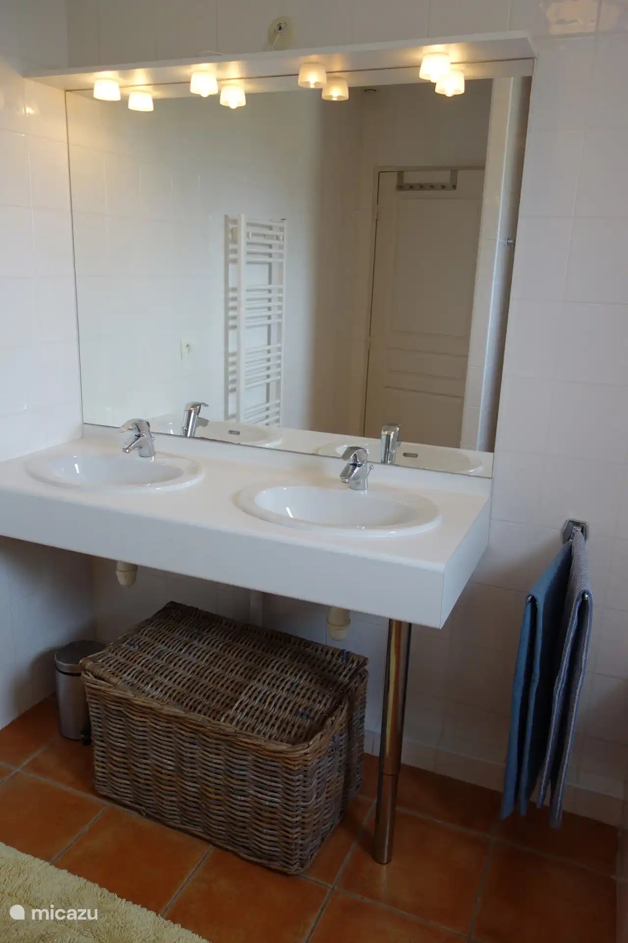 Badezimmer mit Dusche und Badewanne