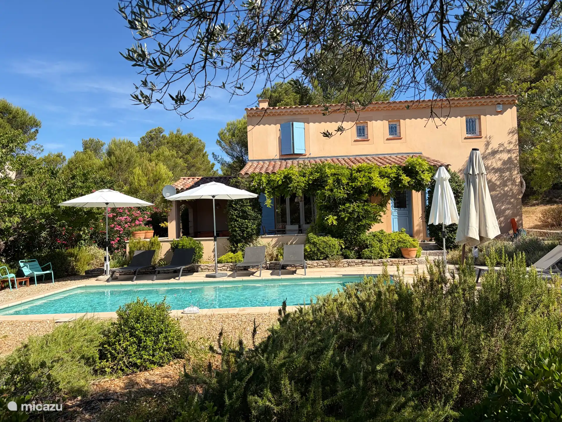 Voici l’avant de la maison. Le jardin est orienté au sud et surplombe les montagnes du Luberon.