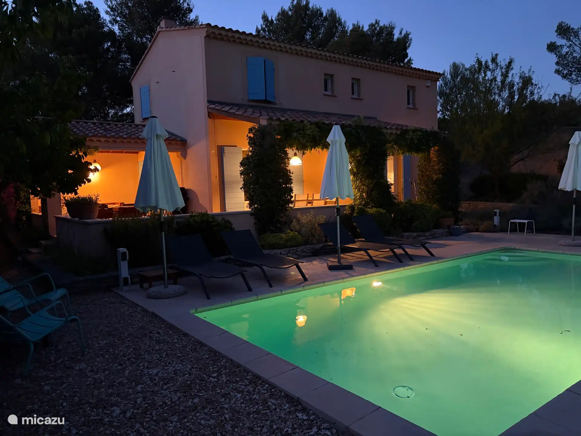 La lumière de la piscine apporte une atmosphère supplémentaire en soirée.