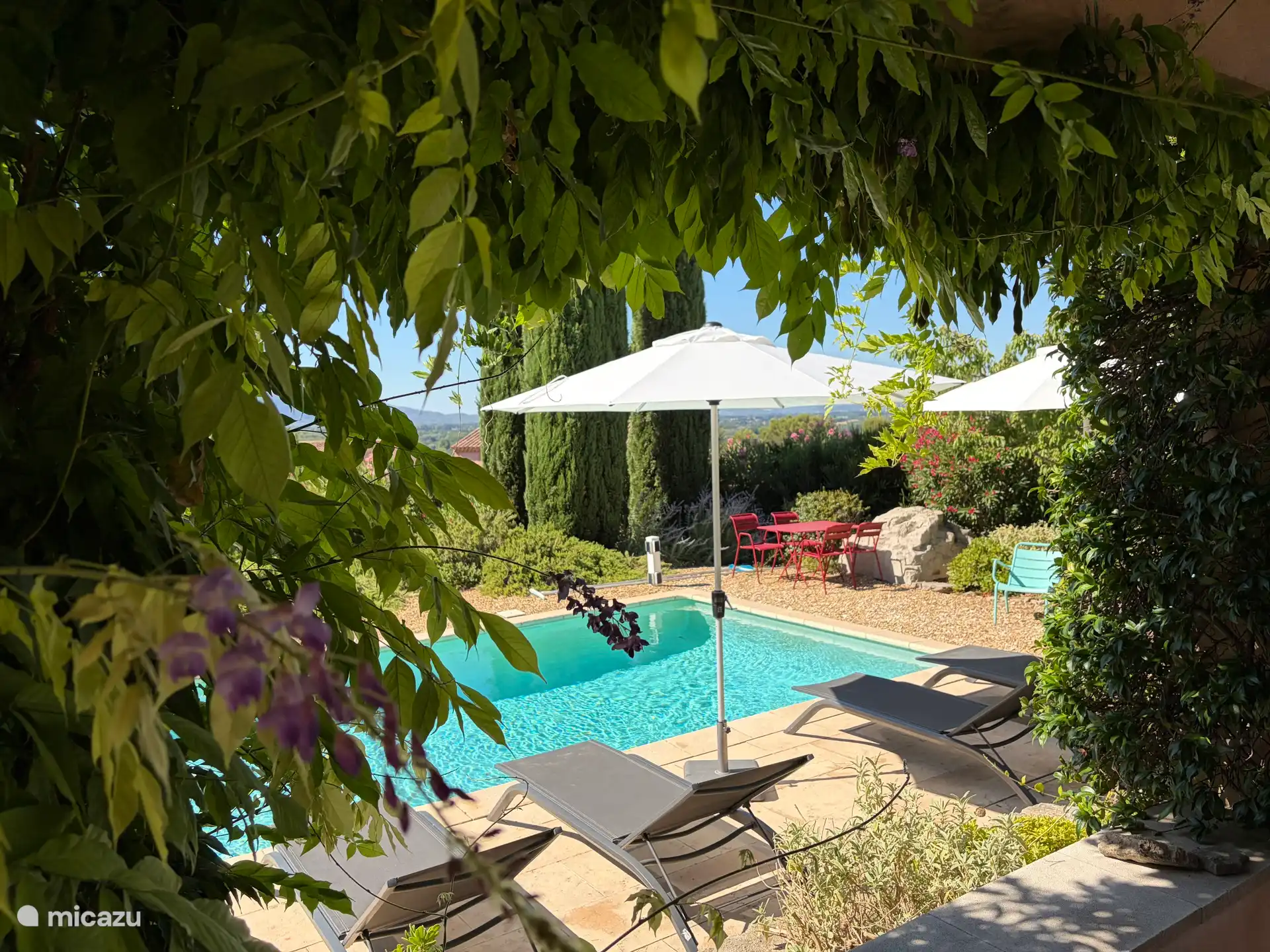 Voici une vue depuis la terrasse. Vous bénéficiez d’une vue magnifique sur le Luberon et les Alpilles.
