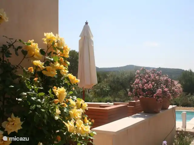Villa Saumane en Francia, Vaucluse, Saumane-de-Vaucluse - villa Vista del jardín, piscina y alrededores desde el lateral de la casa.