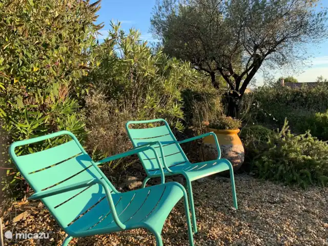 Villa Saumane en Francia, Vaucluse, Saumane-de-Vaucluse - villa Sala de estar en el jardín, junto a la piscina.