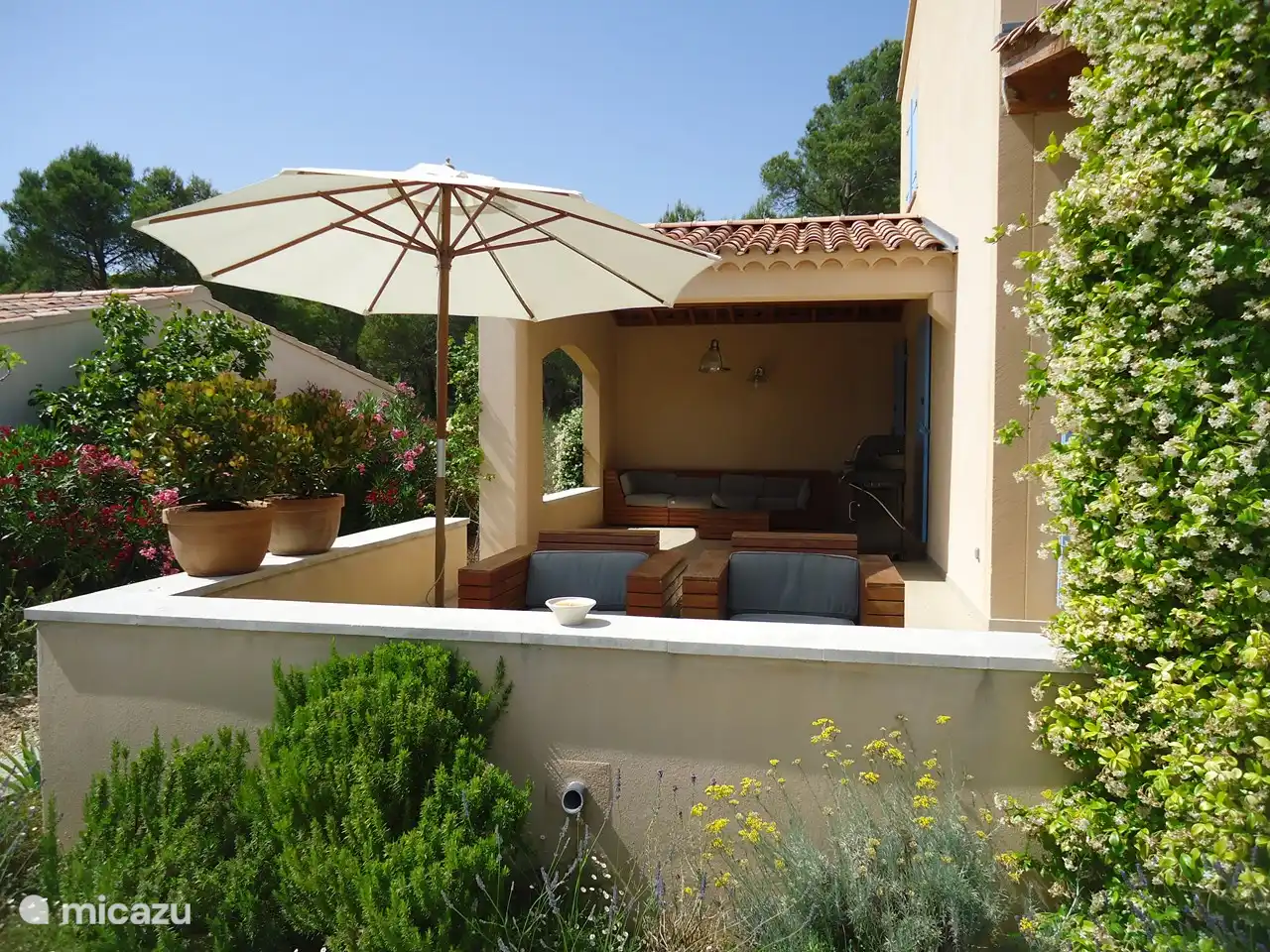 Terrasse vorne/seitlich. Ein Lounge-Set ist ebenfalls vorhanden.
