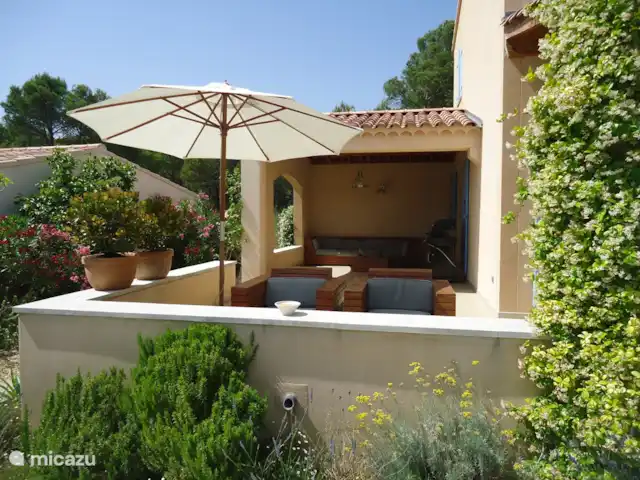 Villa Saumane en Francia, Vaucluse, Saumane-de-Vaucluse - villa Terraza en la parte delantera/lateral. Hay un set de salón disponible.