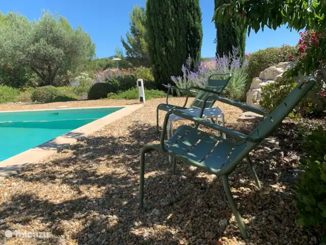 Villa Saumane en Francia, Vaucluse, Saumane-de-Vaucluse - villa Sala de estar en el jardín, junto a la
piscina.