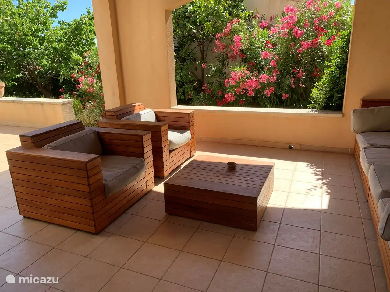 Der Auvent auf der Westseite des Hauses. Hier sind Sie geschützt und sonnengeschützt. Ein schöner Ort, um den Abend zu verbringen.