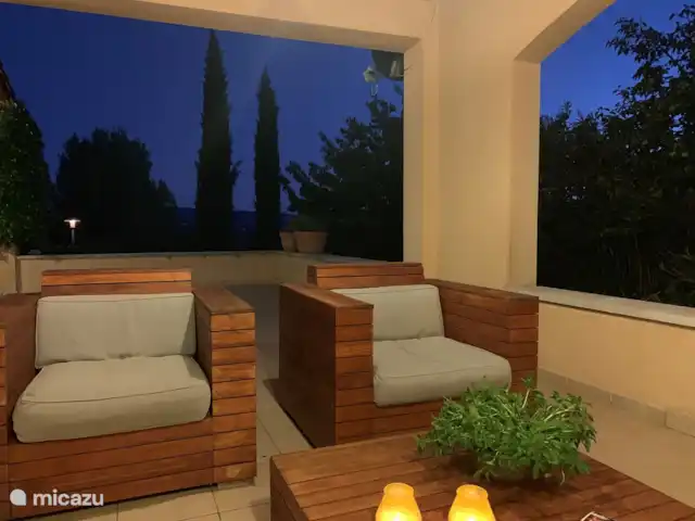 Villa Saumane en Francia, Vaucluse, Saumane-de-Vaucluse - villa Vista desde el auvent, al costado de la casa.