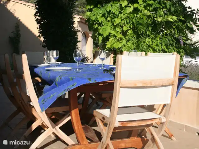 Villa Saumane en Francia, Vaucluse, Saumane-de-Vaucluse - villa Precioso comedor al aire libre en la terraza.