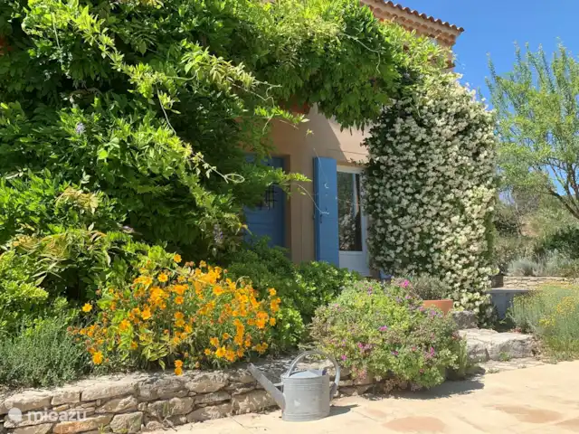 Villa Saumane en Francia, Vaucluse, Saumane-de-Vaucluse - villa Vista frontal desde la terraza de la piscina