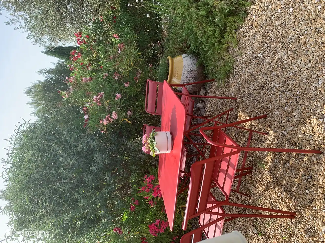 Gemütlicher Tisch zum Essen im Garten.