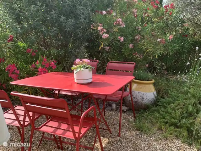 Villa Saumane en Francia, Vaucluse, Saumane-de-Vaucluse - villa Acogedora mesa para comer en el jardín.