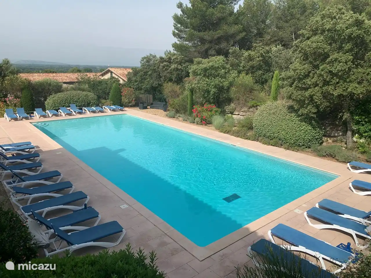 Großer gemeinschaftlicher Außenpool