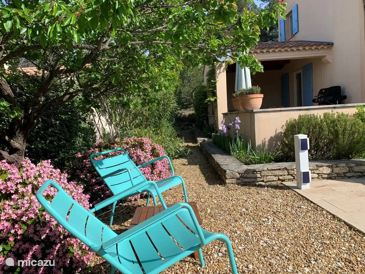 Setzen Sie sich unter den Kirschbaum. Hier können Sie morgens in der Sonne oder nachmittags im Schatten sitzen.