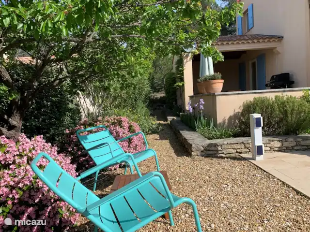 Villa Saumane en Francia, Vaucluse, Saumane-de-Vaucluse - villa Siéntate bajo el cerezo. Aquí puedes sentarte al sol por la mañana o a la sombra por la tarde.