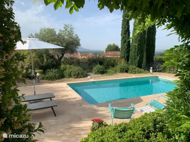 Villa Saumane en Francia, Vaucluse, Saumane-de-Vaucluse - villa La terraza ofrece una hermosa vista de los alrededores. Siempre hay un lugar agradable al sol o a la sombra.