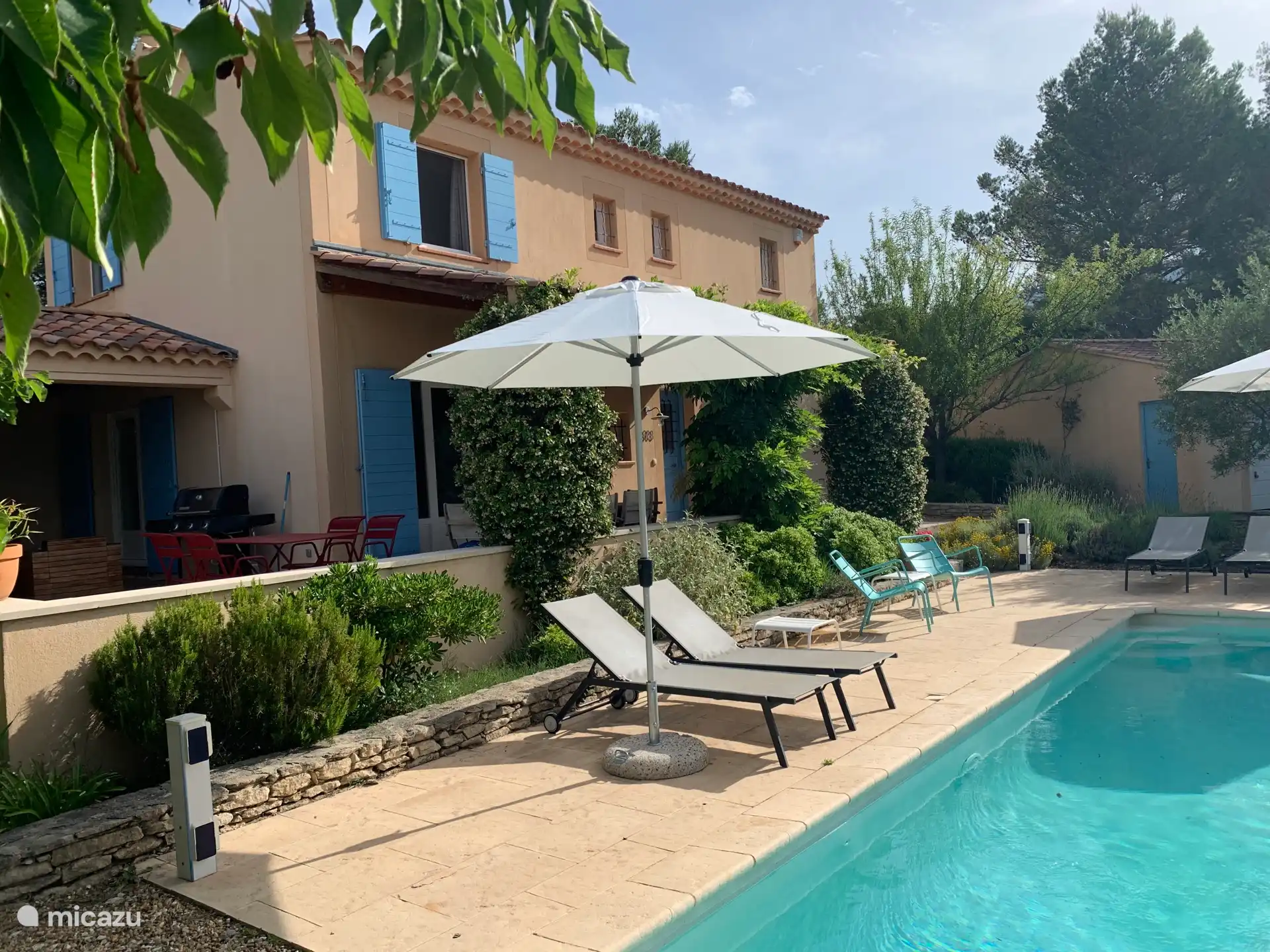 Neben dem Haus befindet sich eine geräumige Garage für Auto und/oder Fahrräder.
