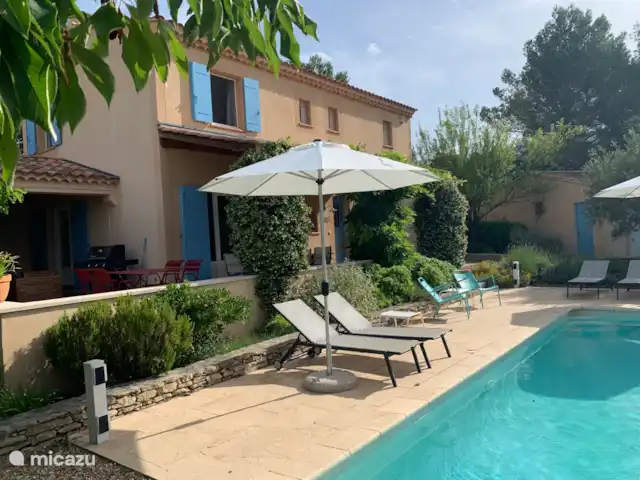 Villa Saumane en Francia, Vaucluse, Saumane-de-Vaucluse - villa Al lado de la casa hay un amplio garaje para coche y/o bicicletas.