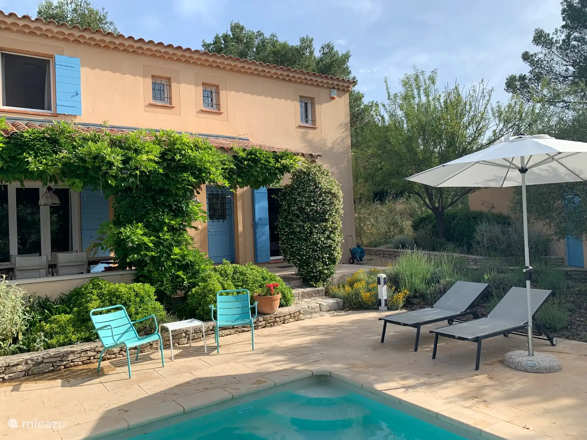 Eine großzügige Terrasse mit 8 Sonnenliegen und Sitzgelegenheiten.