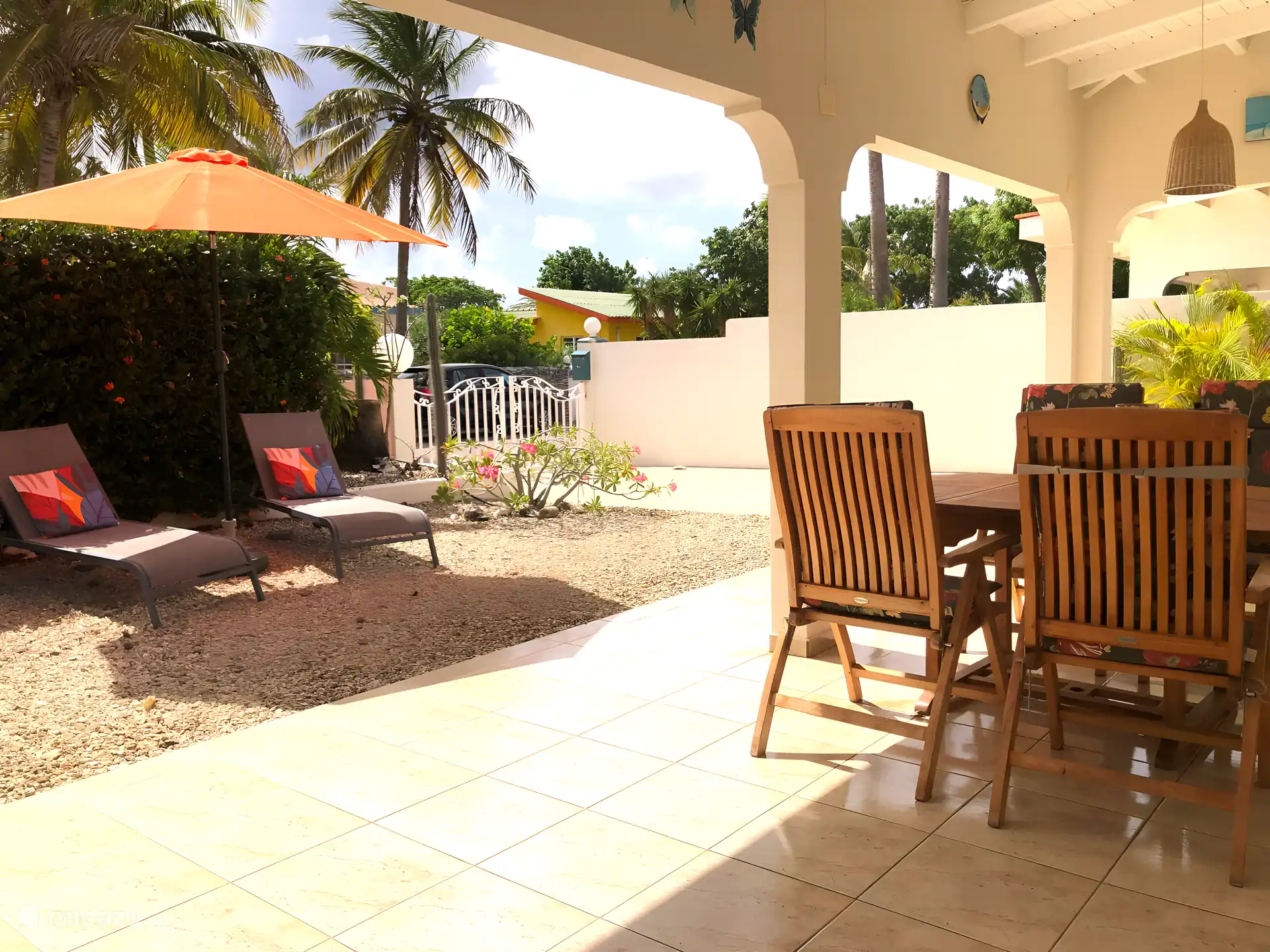 Vanaf het huisje is het een paar stappen lopen naar het zwembad.