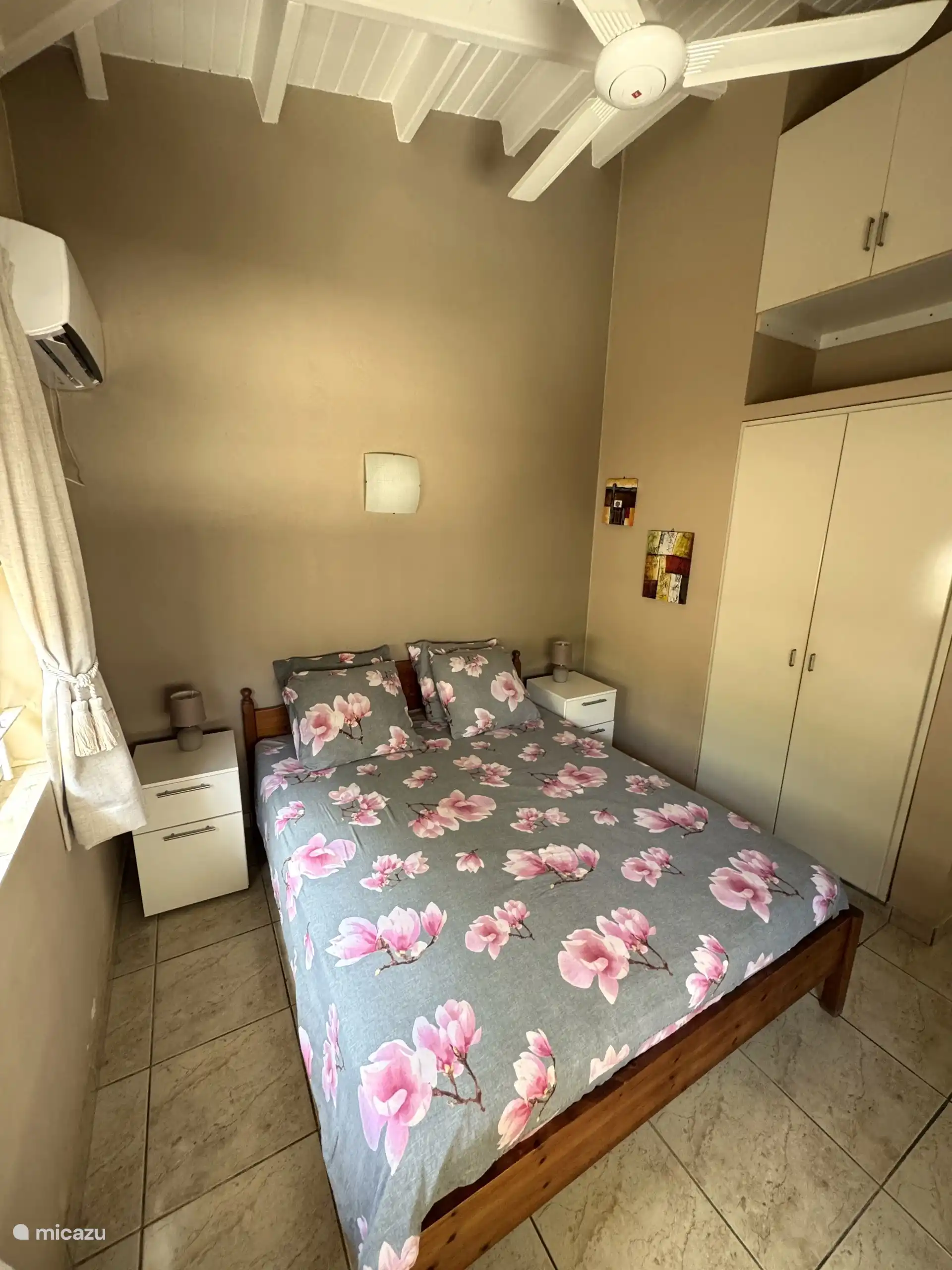 Slaapkamer met fan en airco
