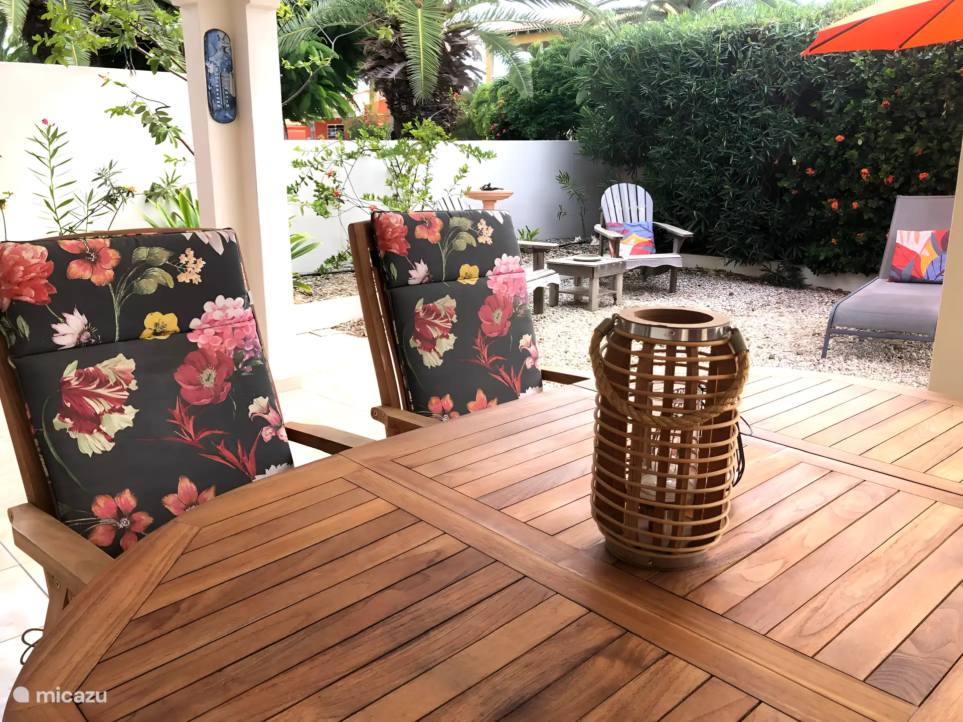 Altijd wel een lekker plekje om te zitten en een ruime eettafel.