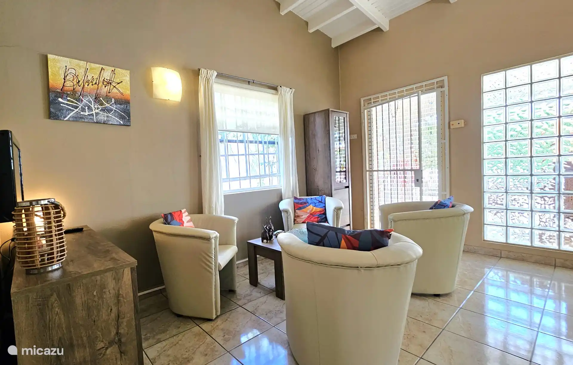 Gezellige zithoek met 4 kuipstoeltjes