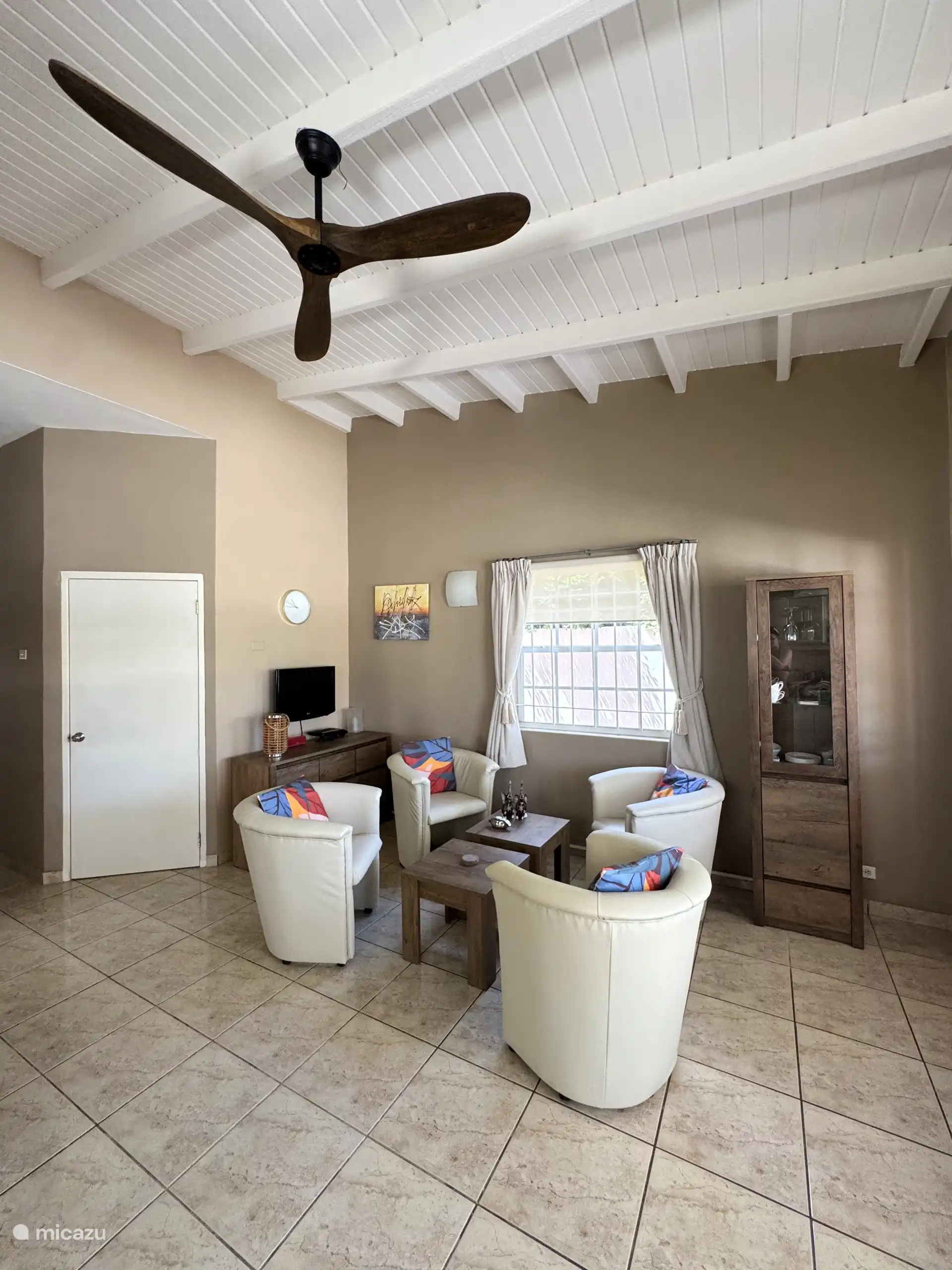 Zitje in de woonkamer met lekkere kuipstoeltjes