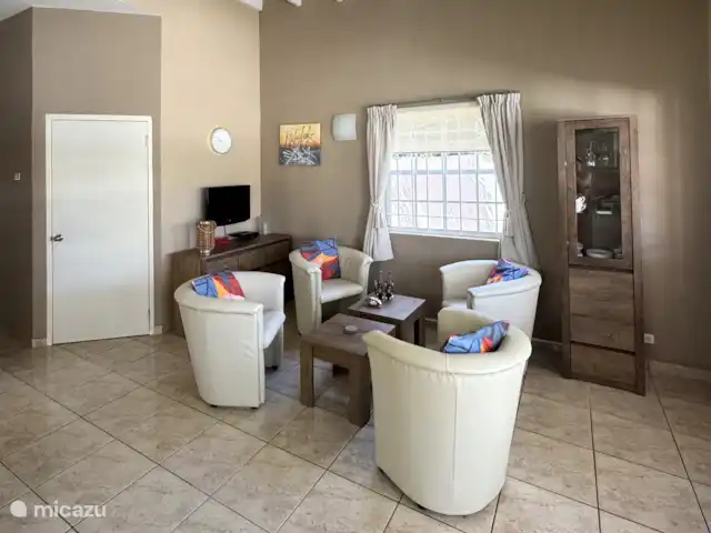 Kas Bonita | Bonaire, Bonaire, Kralendijk - bungalow Siège dans le salon avec de beaux sièges baquets