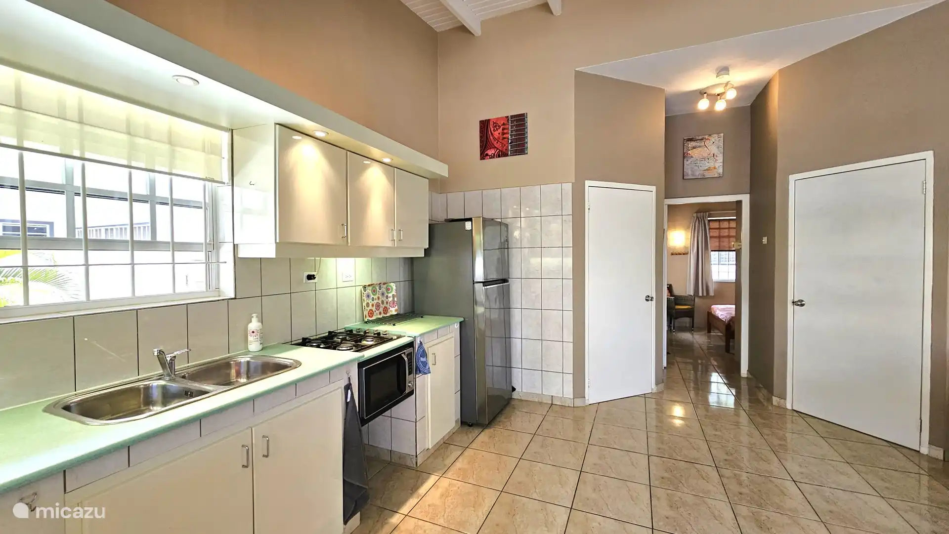 Keuken met 4-pits gasstel, combi-magnetron en koel-vriescombinatie