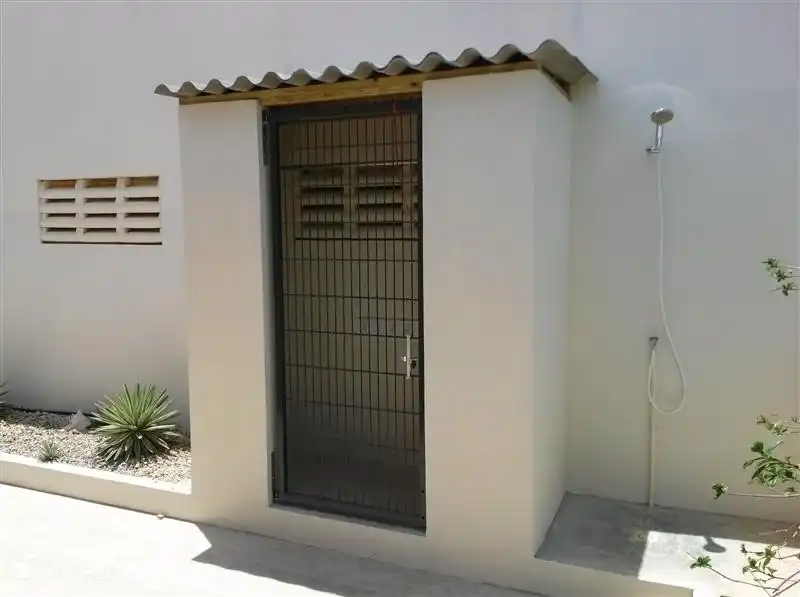 Buiten- kast(duikspullen) en douche