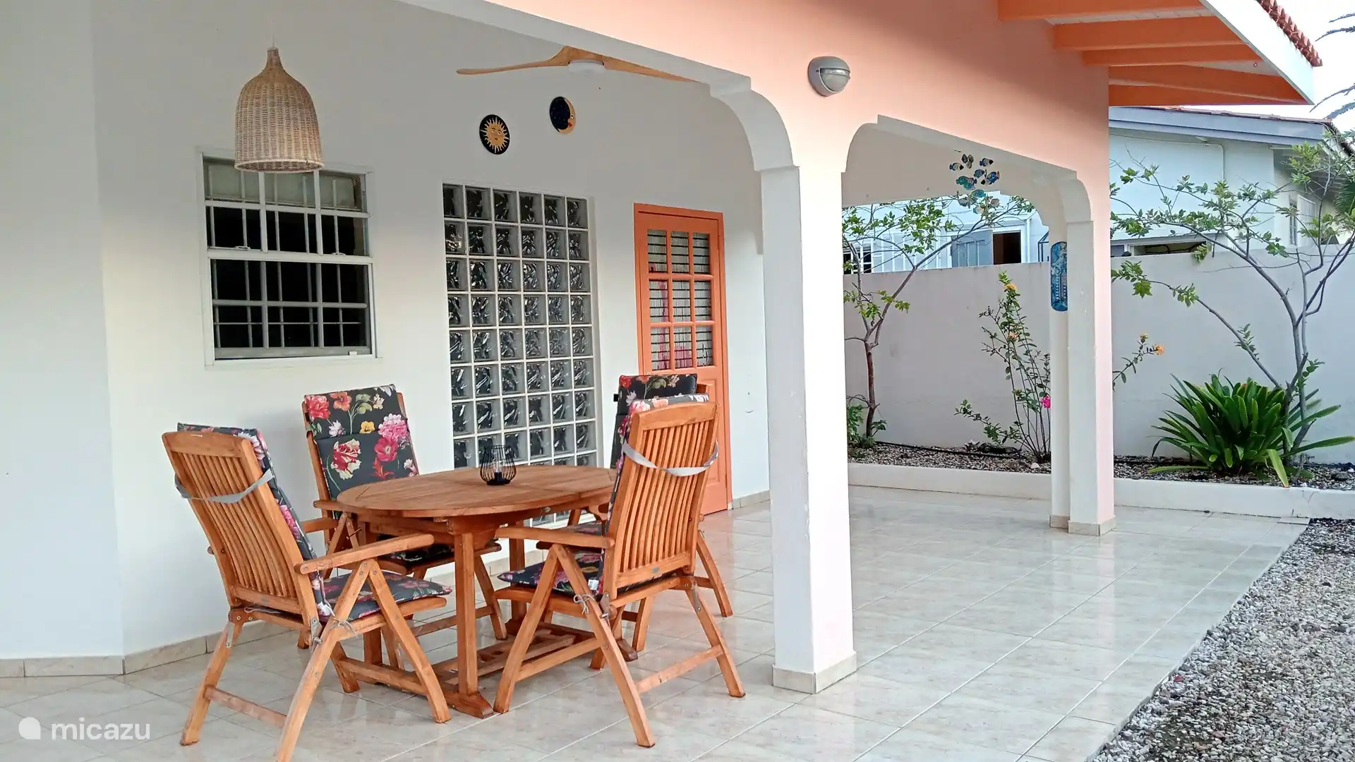 Lekker in de schaduw onder de fan (met verlichting)