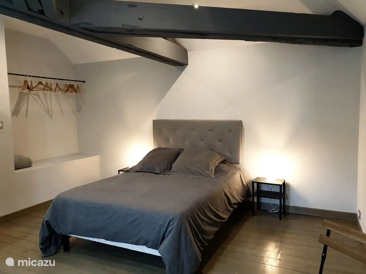 Das Schlafzimmer mit einem Doppelbett