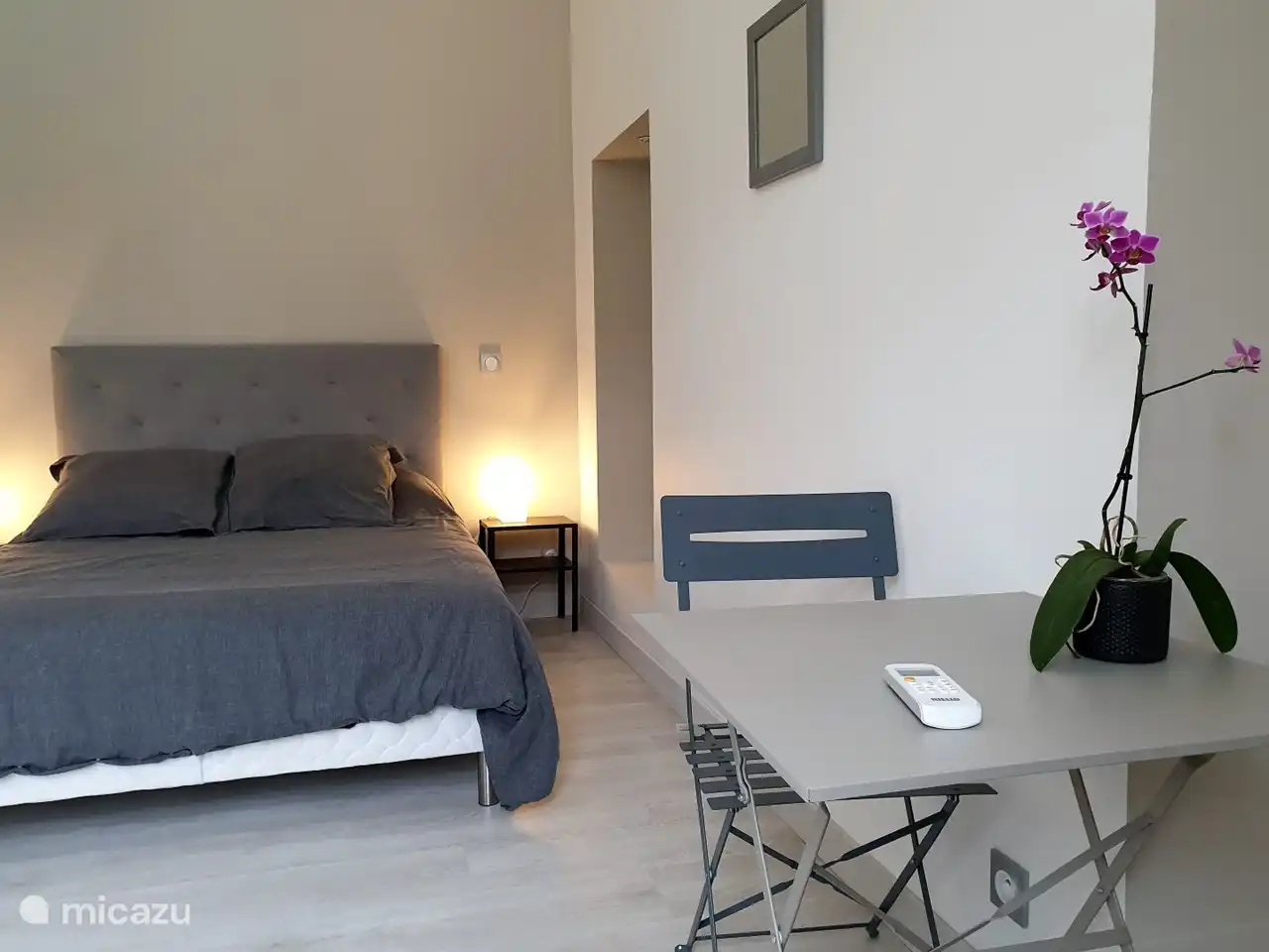 Schlafzimmer mit einem Doppelbett