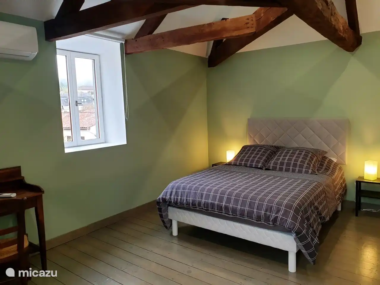 Schlafzimmer mit einem Doppelbett