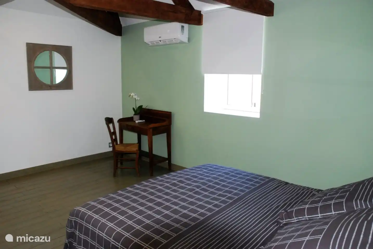 Schlafzimmer mit einem Doppelbett