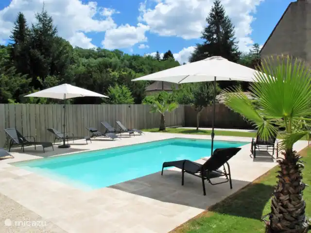 Cessilva | France, Dordogne, Sarlat-la-Canéda - maison de vacances Chaises longues avec parasols autour de la piscine