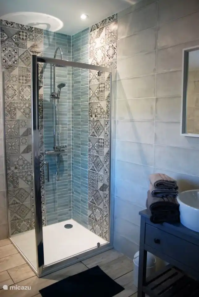 Badezimmer mit Dusche