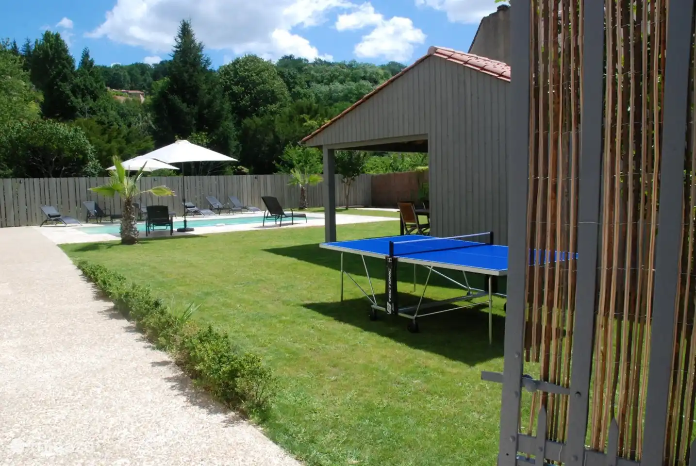 Neben dem Haus eine Tischtennisplatte