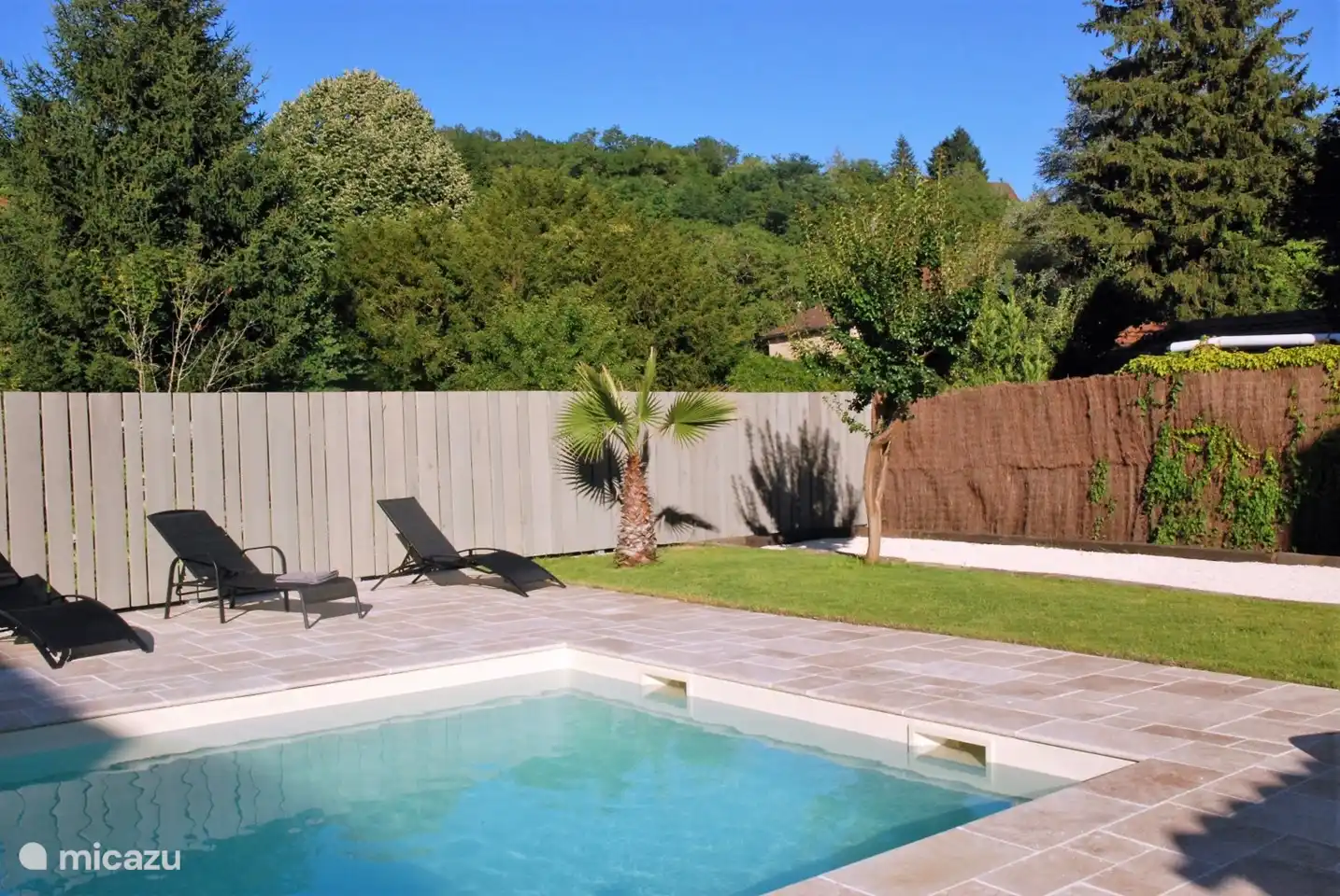 Der Zaun und die Bäume bieten absolute Privatsphäre