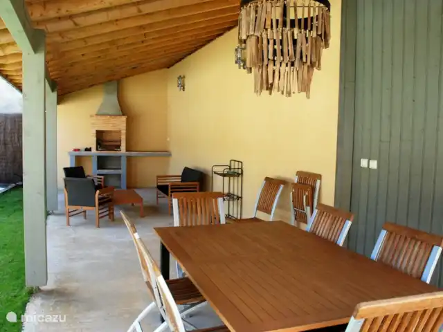 Cessilva | France, Dordogne, Sarlat-la-Canéda - maison de vacances Une grande table à manger et barbecue sur la véranda