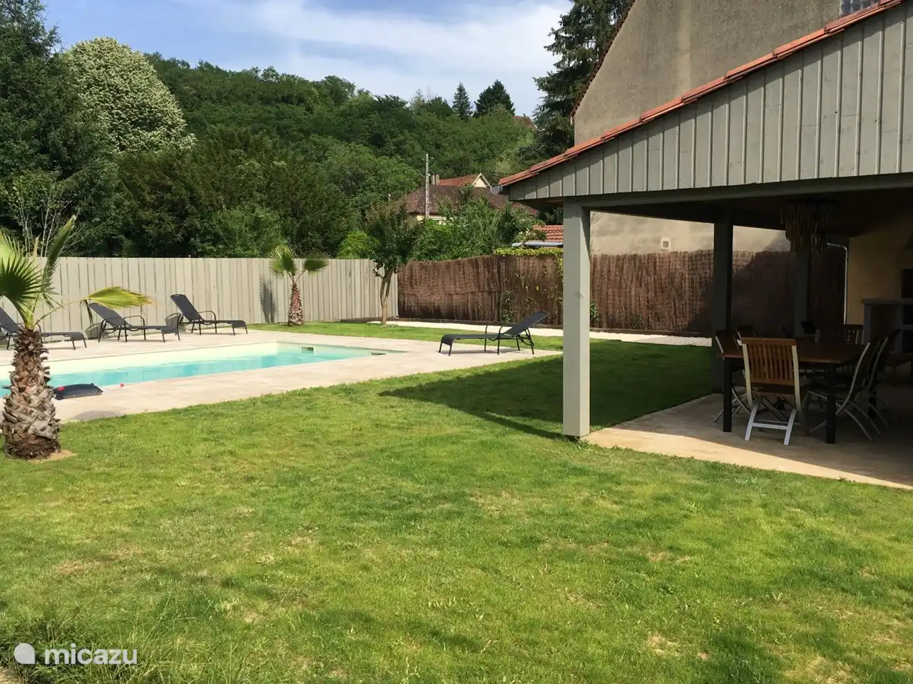 Essen Sie im Schatten mit Blick auf den Pool
