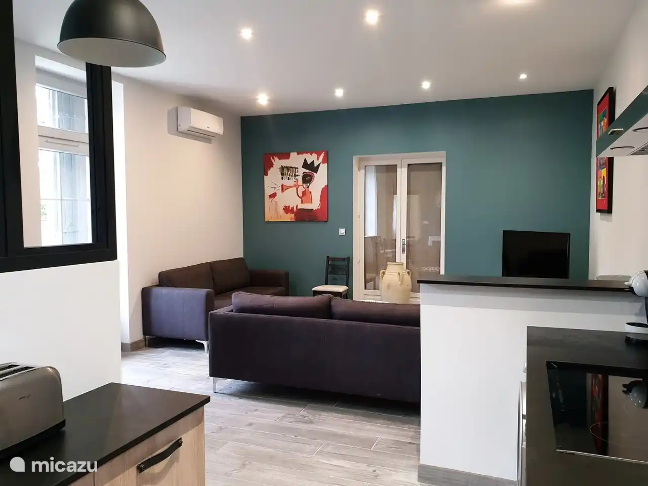 Geräumiges Wohnzimmer mit Sitzecke